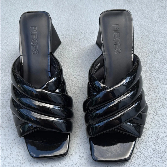 Sleek Black Mules with Glossy Finish - Picture 3 of 9